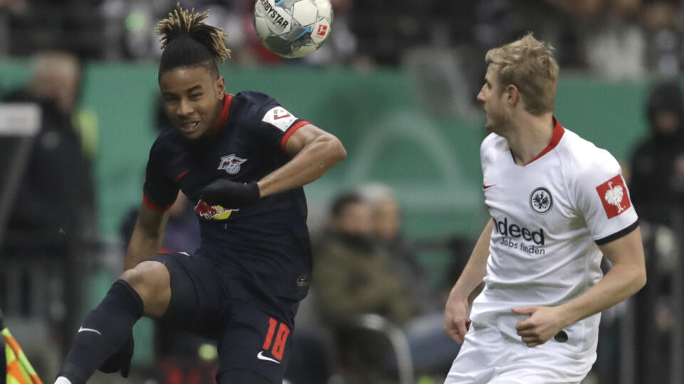 Štvrtkový odvetný šestnásťfinálový duel Európskej ligy UEFA medzi futbalistami Salzburgu a Eintrachtu Frankfurt (21.00 h) odložili pre výstrahu hrozby orkánu.