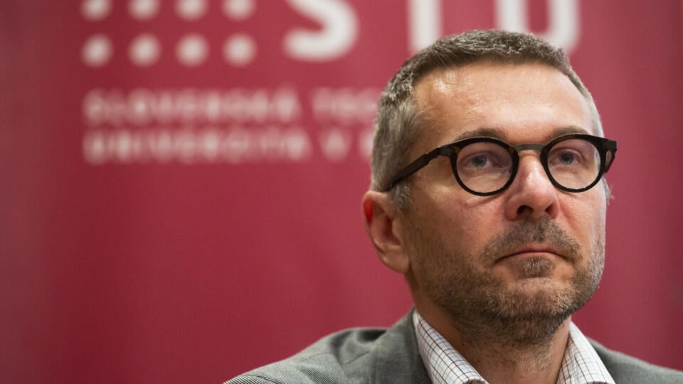 Na snímke dekan Fakulty informatiky a informačných technológií (FIIT) Slovenskej technickej univerzity (STU) Ivan Kotuliak počas tlačovej konferencie k riešeniu situácie na FIIT STU v Bratislave 14. januára 2020. FOTO TASR - Jaroslav Novák