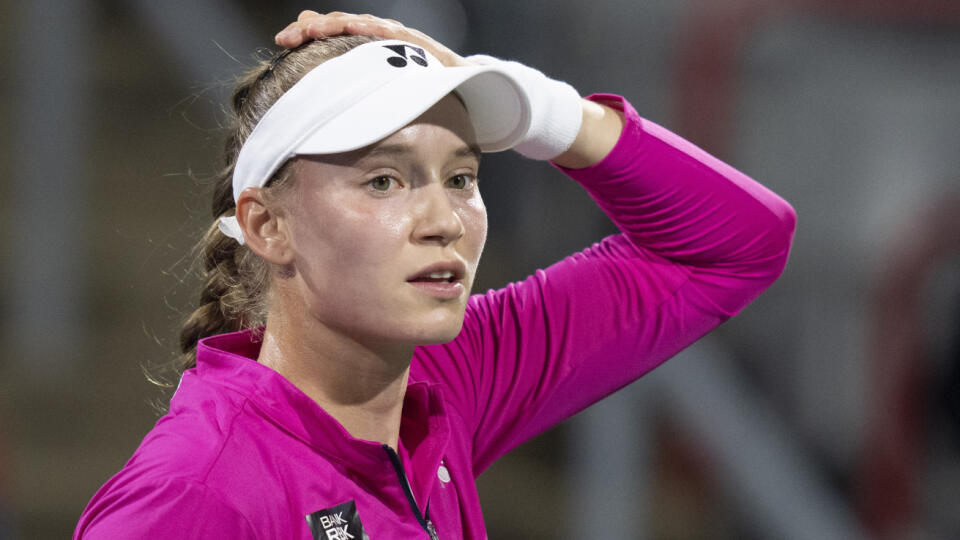 JB 19 Montreal - Kazašská tenistka Jelena Rybakinová sa pozerá na svojho trénera v zápase proti Ruske Darii Kasatkinovej vo štvrťfinále dvojhry na tenisovom turnaji WTA v kanadskom Montreale 11. augusta 2023. FOTO TASR/AP
Elena Rybakina, of Kazakhstan, looks to her coach as she plays against Daria Kasatkina, of Russia, during the National Bank Open women’s tennis tournament Friday, Aug. 11, 2023, in Montreal. (Christinne Muschi/The Canadian Press via AP)
