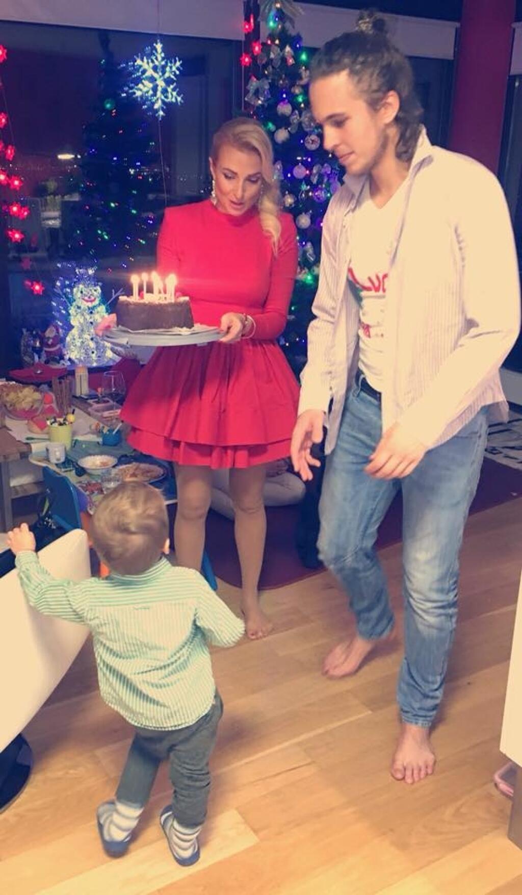 Zápas slovenského tenistu Lukáša Lacka nervózne pozerala nervózne jeho priateľka Simona so synčekom Lucasom.