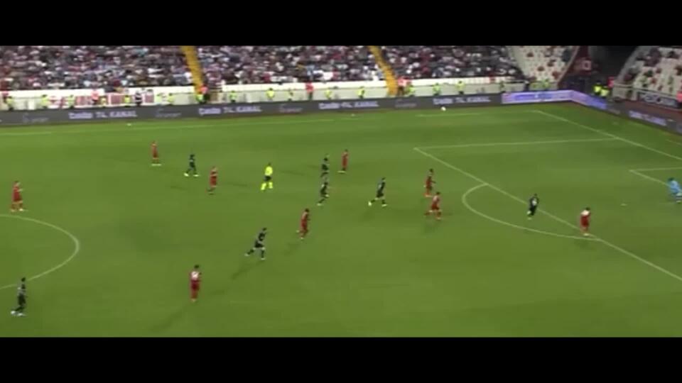 VIDEO: Takmer ho prizabil: Hororvý zákrok na brankára v tureckej lige!