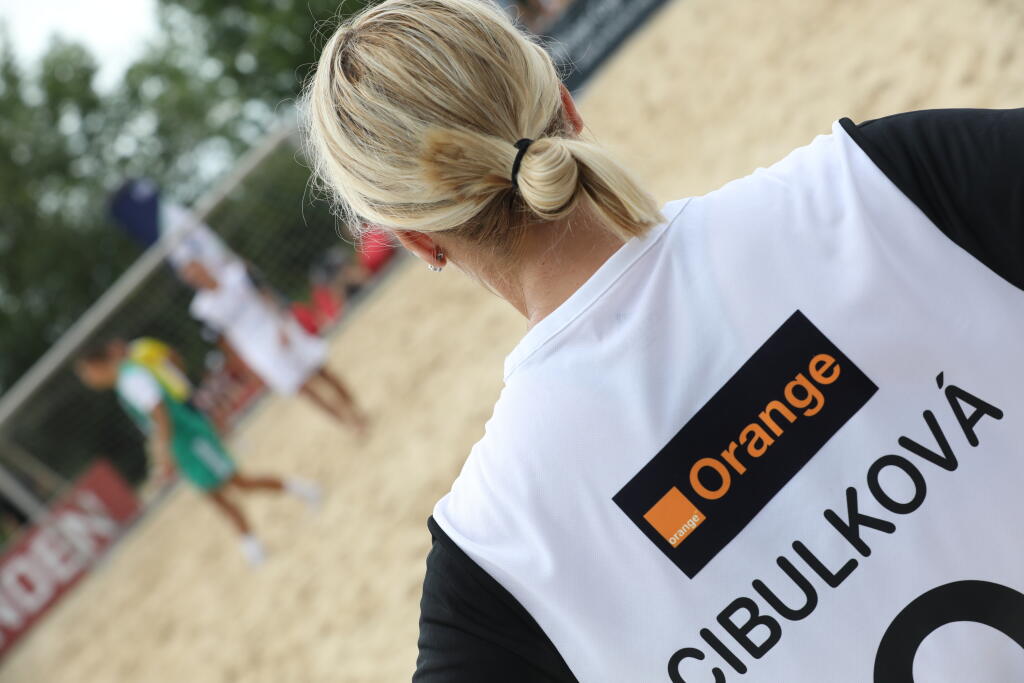 Dominika Cibulková ukázala niečo aj s futbalového umenia. Nechýbal jej pri tom úsmev na tvári.
