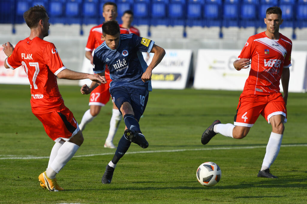 Na snímke vľavo Kristián Flak, vpravo Robin Hranáč (obaja MFK Tatran Liptovský Mikuláš) uprostred David Hrnčár (ŠK Slovan Bratislava) v 1. kole futbalovej Fortuna ligy MFK Tatran Liptovský Mikuláš – ŠK Slovan Bratislava v Poprade sobotu 24. júla 2021. FOTO TASR – Milan Kapusta
