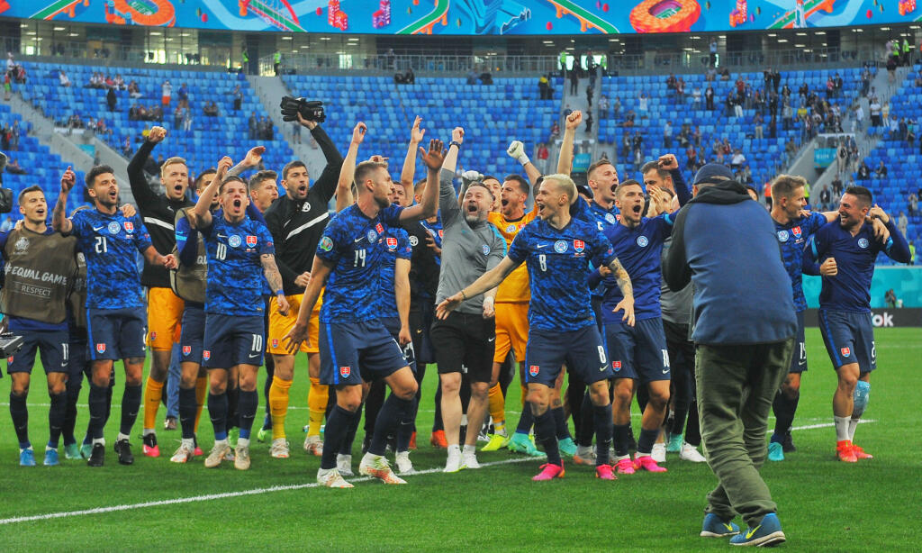 Na snímke futbalisti Slovenska oslavujú víťazstvo 2:1 v zápase E-skupiny na majstrovstvách Európy vo futbale Poľsko - Slovensko v pondelok 14. júna 2021 v ruskom Petrohrade. FOTO TASR - Martin Baumann