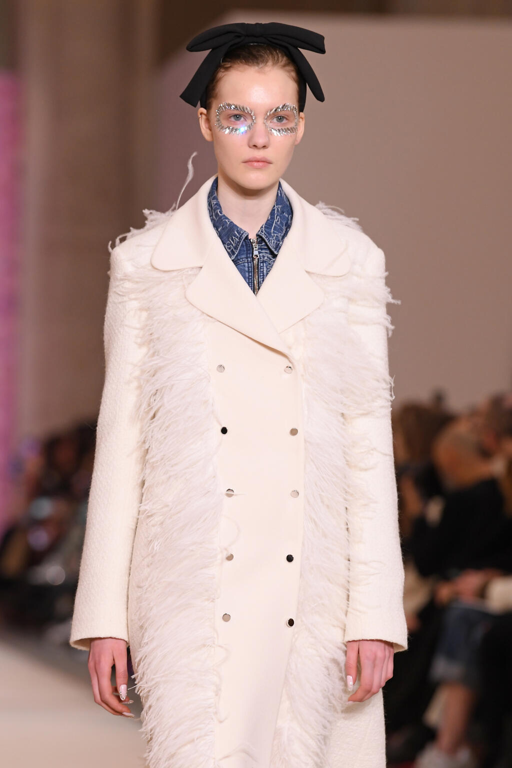 Giambattista Valli: Minimalistický kabát vďaka pierkovej aplikácii módne ožije.