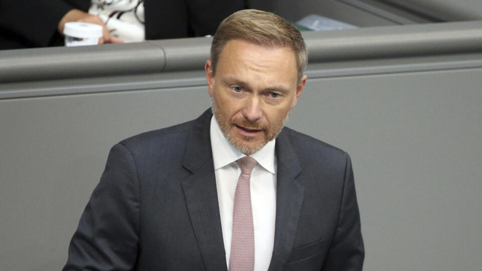 WA 63 archív Berlín - Na archívnej snímke z 8. septembra 2022 nemecký minister financií Christian Lindner stojí za rečníckym pultom počas zasadnutia parlamentu v Berlíne. Lindner kritizoval daň z plynu, ktorá má krajine pomôcť odvrátiť kolaps jej energetického sektora. Nová daň, ktorá má nadobudnúť účinnosť 1. októbra, umožní dovozcom plynu preniesť časť z vysokých nákladov na nákup plynu na domácnosti. Poplatok má zostať v platnosti do apríla 2024. FOTO TASR/AP
Federal Minister of Finance, s