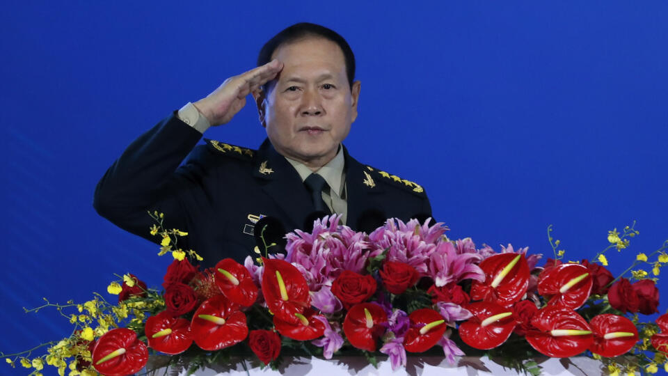 JB 16 Peking - Čínsky minister obrany Wei Fenghe salutuje po jeho otváracom prejave na bezpečnostnom fóre v Pekingu 21. októbra 2019. FOTO TASR/AP
Chinese Defense Minister Wei Fenghe salutes after delivering his opening speech for the Xiangshan Forum, a gathering of the region's security officials, in Beijing, Monday, Oct. 21, 2019. Wei issued a stinging rebuke of the U.S. at a defense forum in Beijing, saying China wasn't fazed by sanctions, pressure and a