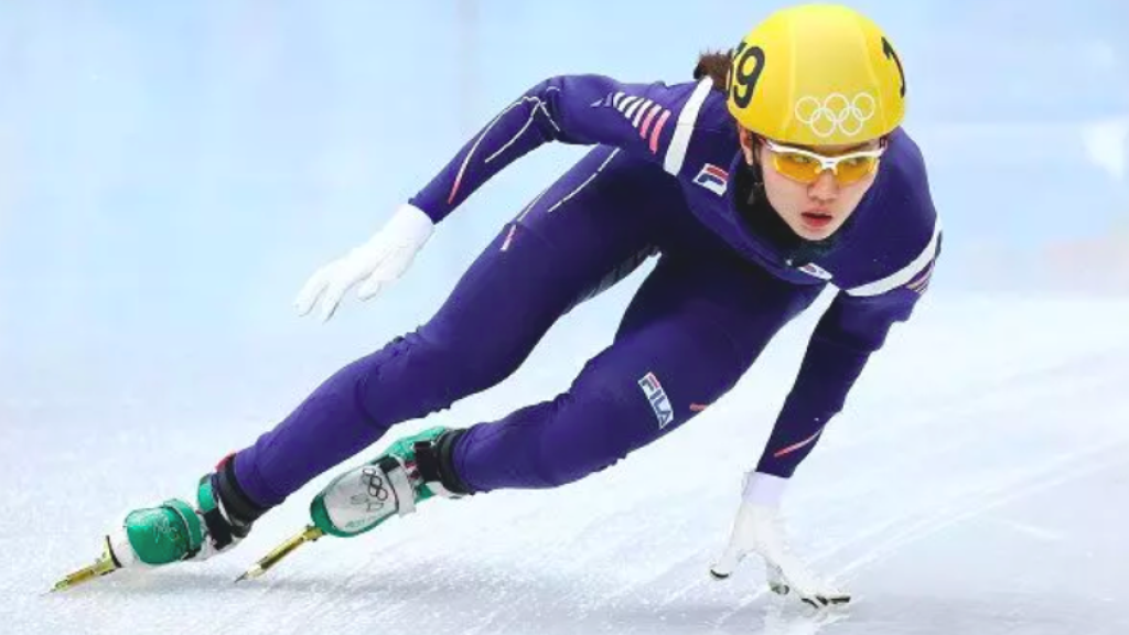 Dvojnásobná olympijská víťazka v rýchlokorčuľovaní na krátkej dráhe Sim Sok-hi (24) bola suspendovaná na dva mesiace, čo pre ňu automaticky znamená neúčasť na februárových ZOH v Pekingu.