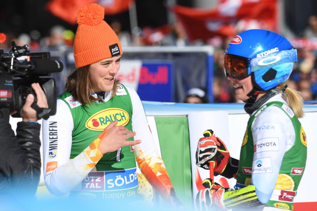 Slovenka Petra Vlhová (vľavo) gratuluje Američanke Mikaele Shiffrinovej k víťazstvu v otváracom obrovskom slalome novej sezóny Svetového pohára alpských lyžiarok na ľadovci Rettenbach v rakúskom Söldene v sobotu 23. októbra 2021. Vlhová skončila na treťom mieste, druhá bola Švajčiarka Lara Gutová-Behramiová. FOTO TASR - Martin Baumann