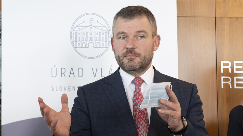 Peter Pellegrini s ochranným rúškom počas tlačovej konferencie po zasadnutí ústredného krízového štábu.