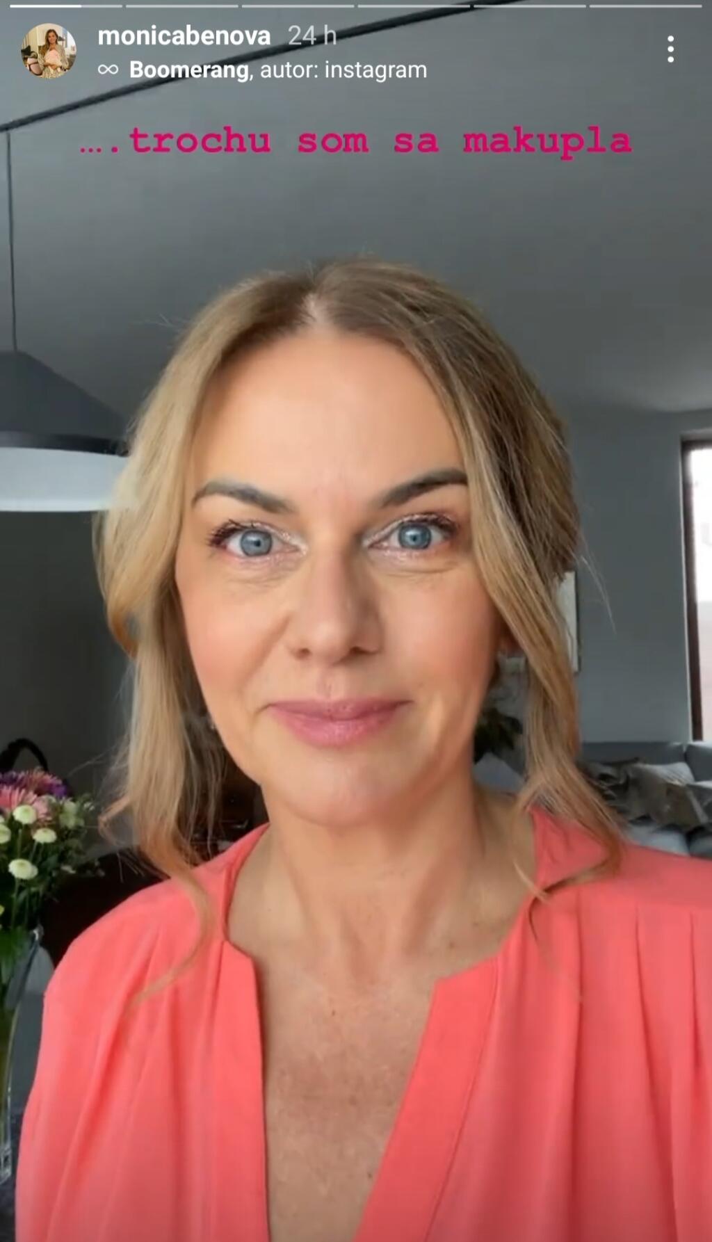 Monika nahodila pekný a jemný make-up.