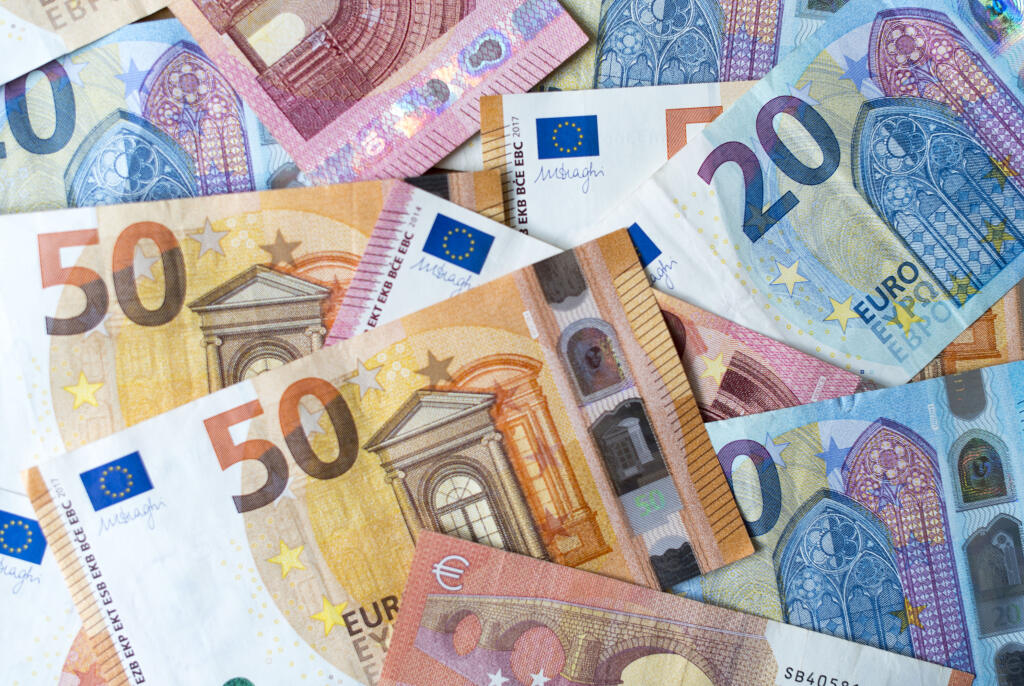 Na archívnej snímke zo 5. decembra 2018 sú banovky v hodnote 10, 20 a 50 eur.
