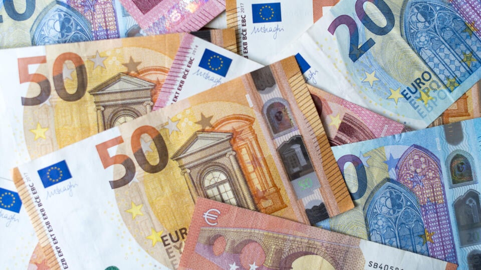 Na archívnej snímke zo 5. decembra 2018 sú banovky v hodnote 10, 20 a 50 eur.