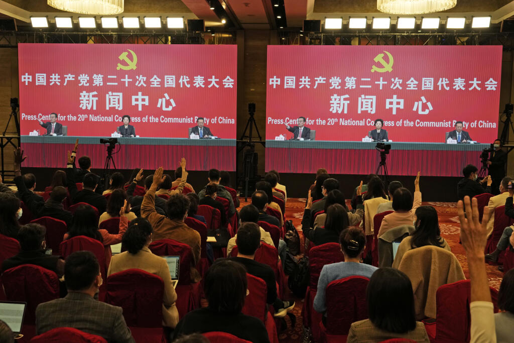 JB 14 Peking - Novinári zdvíhajú ruky počas tlačovej konferencie pred zasadnutím 20. Národného ľudového kongresu Komunistickej 
strany Číny v Pekingu 20. októbra 2022. V Číne sa koná národný kongres každých 5 rokov, na ktorom predstavia vedenie na ďalších päť rokov. FOTO TASR/AP 

Journalists raise their hands to ask questions at a press conference held on the sideline of the 20th Chinese Communist Party National Congress held in Beijing, Thursday, Oct. 20, 2022. The Chinese Communist Party is h