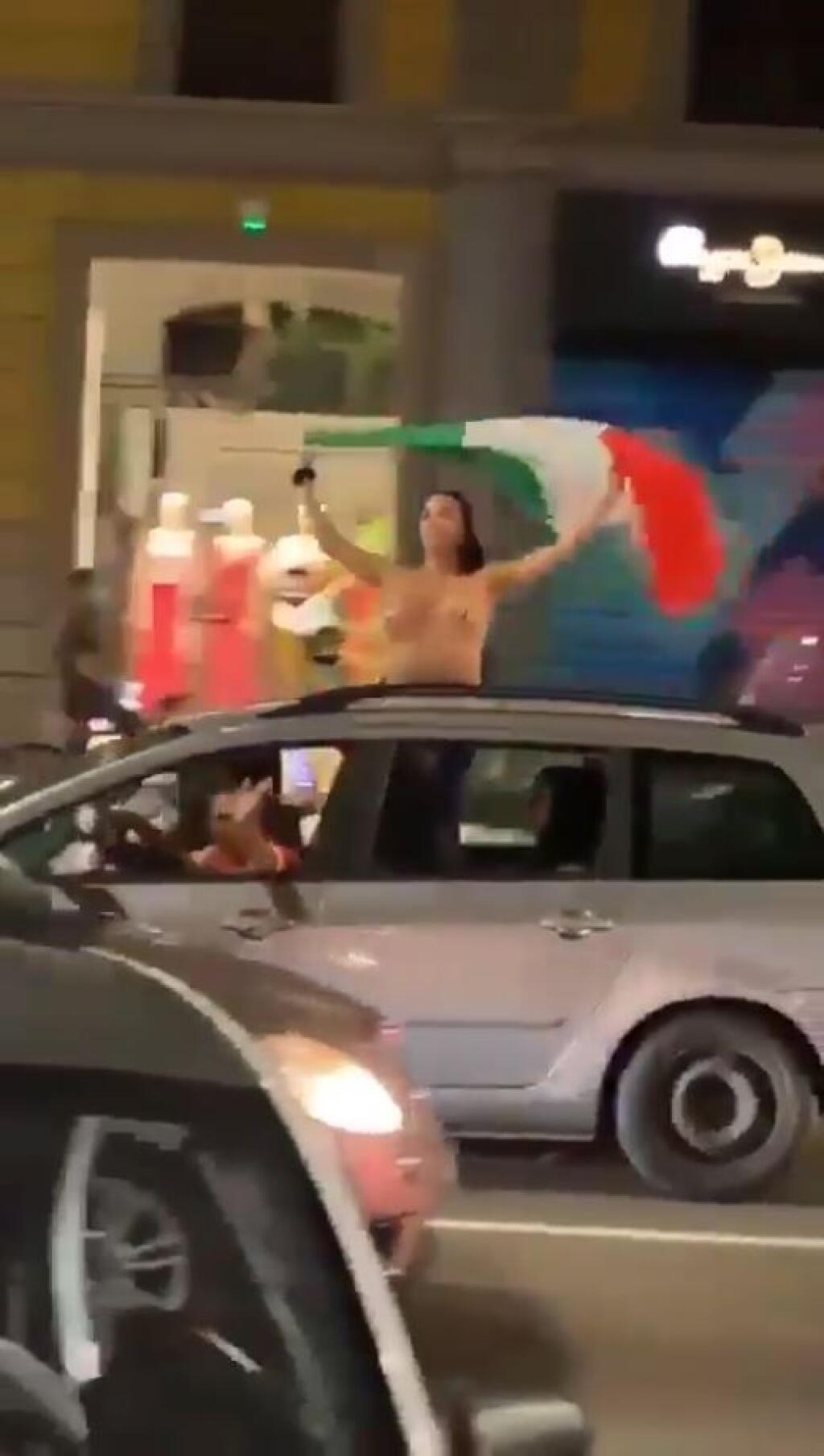 Taliani sa počas osláv majstrovského titulu poriadne odviazali, táto fanúšička sa predviedla hore bez.