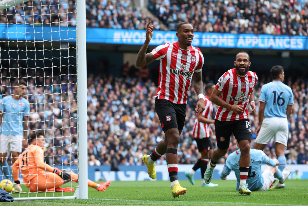 Ivan Toney dvomi gólmi rozhodol o víťazstve Brentfordu nad Manchestrom City.