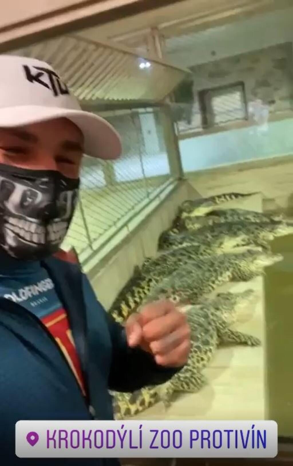 Karlos Vémola navštívil vo štvrtok chovnú stanicu krokodílov v Protivíne, odkiaľ si aj dva kúsky odviezol. Vyložiť ich bola celkom dráma.