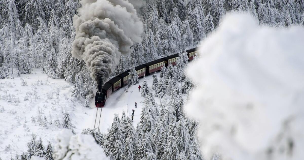 Поезд хвойная. Поезд в зимнем лесу. Паровоз зима лес. Паровоз по снегу. Поезд зима птичий полет.