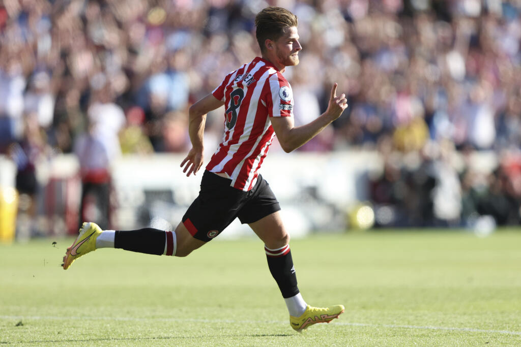 JB 54 Londýn - Hráč Brentfordu Mathias Jensen oslavuje po tom, ako strelil druhý gól vo futbalovom zápase anglickej ligy Premier League FC Brentford -Manchester United v Londýne 13. augusta 2022. FOTO TASR/AP