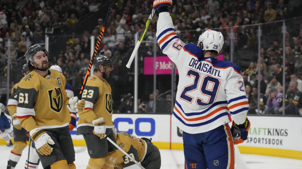 WA 3 Las Vegas - Hokejista Edmontonu Oilers Leon Draisaitl (vpravo) sa teší po strelení gólu v úvodnom zápase 2. kola play off série zámorskej hokejovej NHL Vegas Golden Knights - Edmonton Oilers v Las Vegas v stredu 3. mája 2023. FOTO TASR/AP
Edmonton Oilers center Leon Draisaitl (29) celebrates after scoring against the Vegas Golden Knights during the first period of Game 1 of an NHL hockey Stanley Cup second-round playoff series Wednesday, May 3, 2023, in Las Vegas. (AP Photo/John Locher)