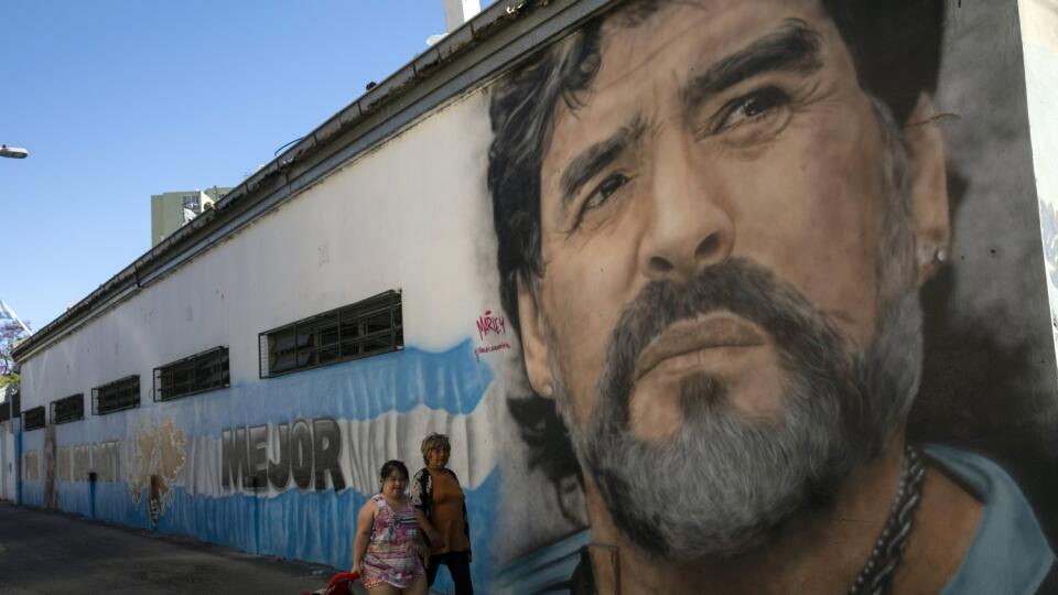 WA 30 Buenos Aires - Ženy kráčajú okolo podobizne argentínskej futbalovej hviezdy Diega Maradonu v Buenos Aires v utorok 23. novembra 2021. Vo štvrtok 25. novembra si pripomenieme prvé výročie od úmrtia tejto futbalovej legendy. FOTO TASR/AP
Women walk past a mural of the late soccer star Diego Maradona in Buenos Aires, Argentina, Tuesday, Nov. 23, 2021. The first anniversary of the soccer legend’s death is on Nov. 25. (AP Photo/Rodrigo Abd)