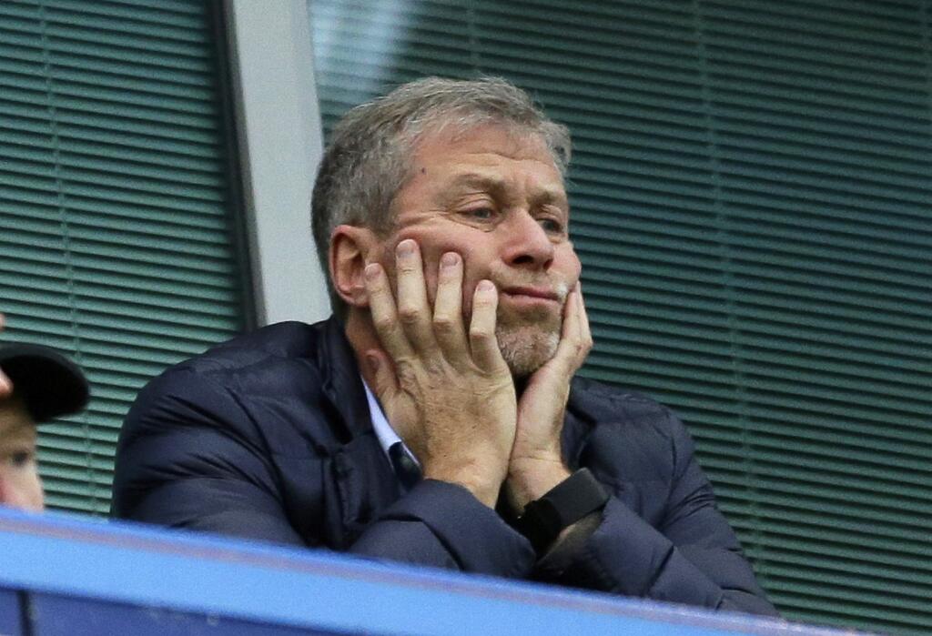KK49 archív Londýn - Na archívnej snímke z 19. decembra 2015 majiteľ futbalového klubu Chelsea Londýn Roman Abramovič pred zápasom anglickej futbalovej ligy proti Sunderlandu. Ruský miliardár Roman Abramovič v utorok 1. marca 2022 ponúkol na predaj anglický futbalový klub Chelsea Londýn. Podľa jedného z potenciálnych kupcov zaň žiada takmer 2,5 miliardy eur. Päťdesiatpäťročný podnikateľ má väzby na ruského prezidenta Vladimira Putina, ktorý minulý týždeň spustil vojenskú inváziu na územie Ukraji