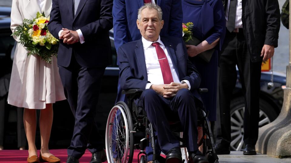 WA 27 archív Praha - Na archívnej snímke z 26. augusta 2021český prezident Miloš Zeman víta nemeckého prezidenta Franka-Waltera Steinmeiera na Pražskom hrade. Českého prezidenta prepustili z Ústrednej vojenskej nemocnice v Prahe v stredu 22. septembra 2021. Zemana hospitalizovali ešte 4. septembra. Prezidentský palác uviedol ako dôvod pravidelnú lekársku prehliadku. Česká hlava štatu sa podrobila v úvodných dňoch CT vyšetreniam, sonografii či krvným testom, ktoré nepreukázali žiadne život ohrozu