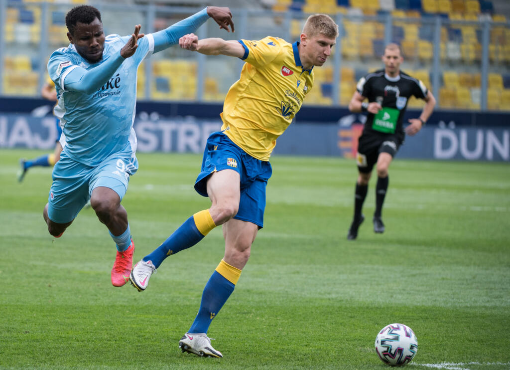Na snímke sprava Danilo Beskorovajnij (DAC) a vľavo Ezekiel Isoken Henty (Slovan) bojujú o loptu počas zápasu 4. kola nadstavbovej časti Fortuna ligy v skupine o titul FC DAC 1904 Dunajská Streda - ŠK Slovan Bratislava v Dunajskej Strede v nedeľu 11. apríla 2021. FOTO TASR - Martin Baumann