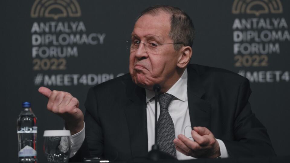 WA 43 Antalya - Ruský minister zahraničných vecí Sergej Lavrov gestikuluje počas tlačovej konferencii po stretnutí s ukrajinským šéfom diplomacie Dmytrom Kulebom a tureckým ministrom zahraničných vecí Mevlütom Čavušoglom v tureckom letovisku Antalya vo štvrtok 10. marca 2022. Ukrajina a Rusko počas rokovania v tureckom letovisku Antalya nedosiahli