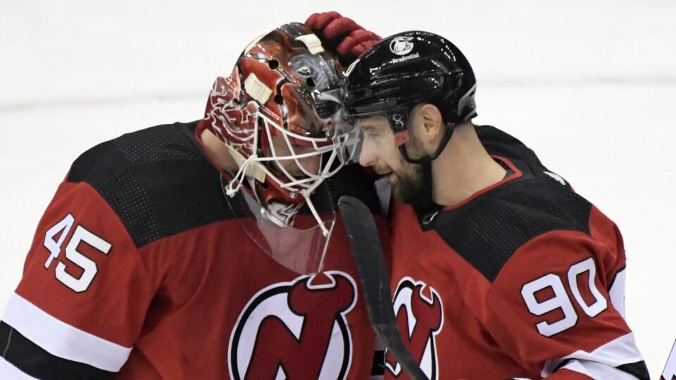 Slovenský hráč New Jersey Devils Tomáš Tatar (vpravo) oslavuje s brankárom Jonathanom Bernierom po výhre.