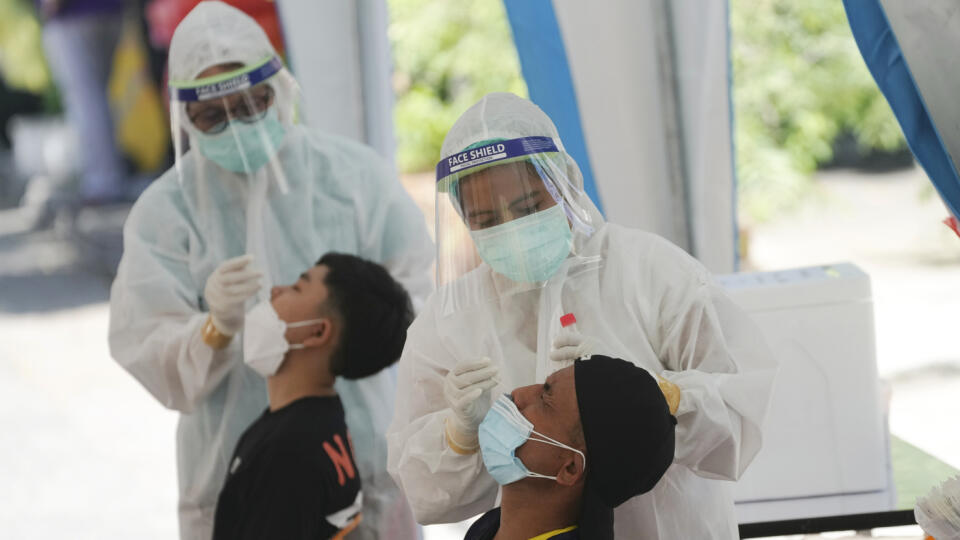 JB 8 Bangkok - Zdravotníci v ochranných odevoch odoberajú mužom vzorky z nosa počas testovania na ochorenie COVID-19 v Bangkoku 1. júna 2021. FOTO TASR/AP

Health workers collect nasal swabs from men for coronavirus testing in Bangkok, Thailand, Tuesday, June 1, 2021. (AP Photo/Sakchai Lalit)