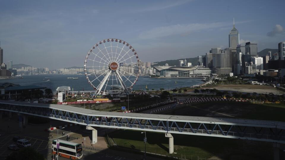 EBE 26 Hongkong - Na snímke vyhliadkové turistické koleso na nábreží v Hongkongu 15. októbra 2020. Hongkong a Singapur obnovia obojstrannú leteckú dopravu, pretože v oboch mestách počet prípadov nákazy novým koronavírusom klesá. FOTO TASR/AP
The Hong Kong Observation Wheel is seen at waterfront in Hong Kong, Thursday, Oct. 15, 2020. Hong Kong and Singapore say they have agreed to a bilateral air travel bubble, re-establishing travel links as coronavirus infections in both cities decline. (AP Pho