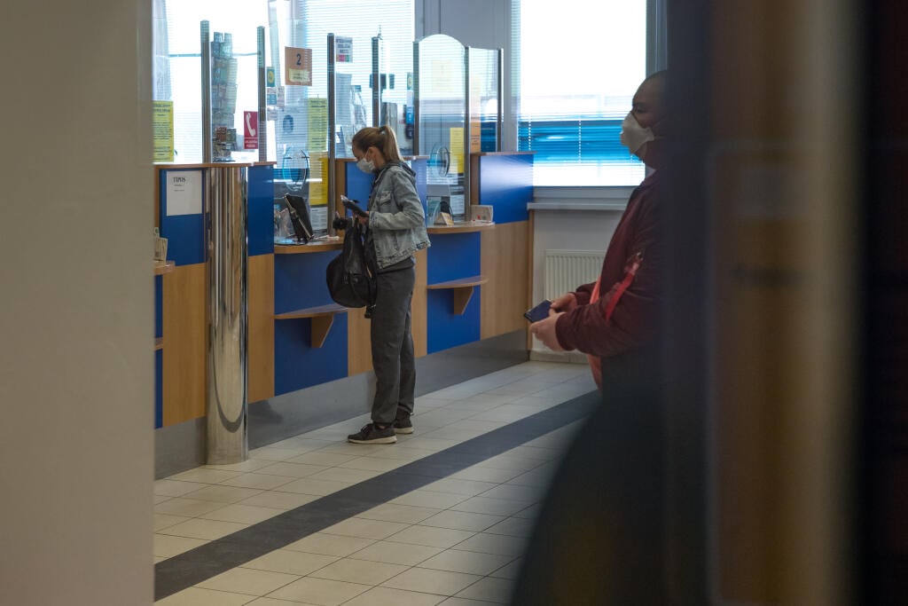 Bezpečnostné opatrenia Slovenskej pošty na Jasovskej ulici v brartislavskej Petržalke počas epidémie koronavírusu vytvárajú každodenne dlhé zástupy čakajúcich ľudí. Potrebné odstupy a skrátené otváracích hodín zapríčinilo, že ľudia čakajú v rade vyše hodiny.