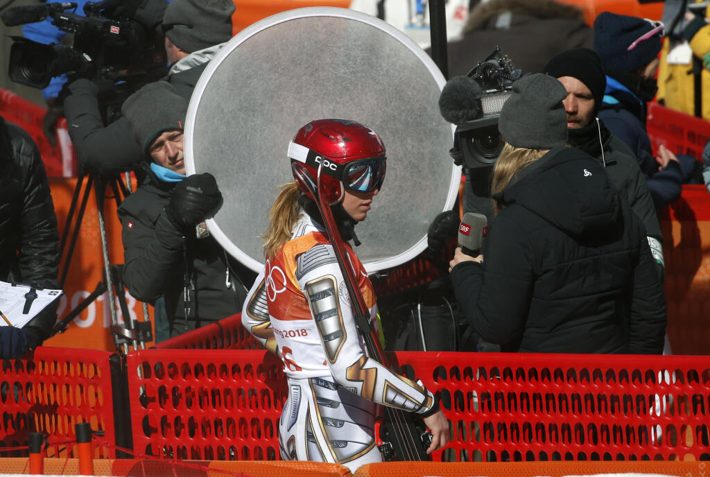 Česká lyžiarka Ester Ledecká, ktorá získala zlatú olympijskú medailu v pretekoch superobrovského slalomu žien, stojí v mixzóne na zimných olympijských hrách v lyžiarskom areáli Čongson 17. februára 2018. Česká reprezentantka Ester Ledecká na zimných olympijských hrách v Pjongčangu najprv šokovala triumfom v super-G a potom bavila zástupcov médií svojimi odpoveďami na tlačovej konferencii. Do histórie vošla už len účasťou v dvoch odvetviach, keďže bude súťažiť aj v snoubordingu.