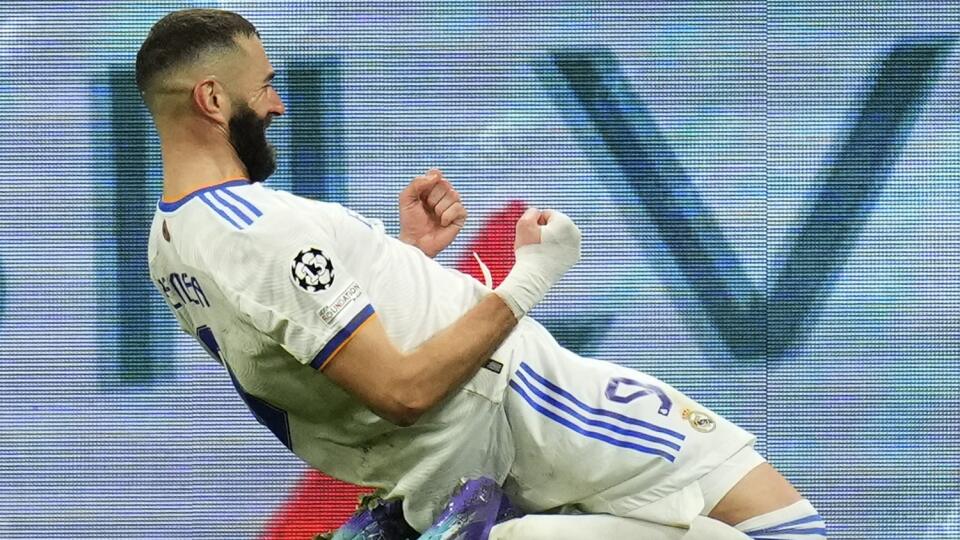 PK 2 Madrid - Na snímke hráč Realu Karim Benzema sa teší po strelení gólu v odvete osemfinále Ligy majstrov vo futbale Real Madrid - Paríž Saint Germain v Madride 9. marca 2022. FOTO TASR/AP
Real Madrid's Karim Benzema celebrates scoring his side's third goal during the Champions League, round of 16, second leg soccer match between Real Madrid and Paris Saint-Germain at the Santiago Bernabeu stadium in Madrid, Spain, Wednesday, March 9, 2022. (AP Photo/Manu Fernandez)