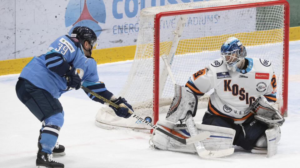 Na snímke vľavo Martin St. Pierre (Slovan) a vpravo brankár Andrej Košarišťan (Košice) počas predohrávky 47. kola hokejovej Tipsportligy HC Slovan Bratislava - HC Košice 14. januára 2020 v Bratislave.