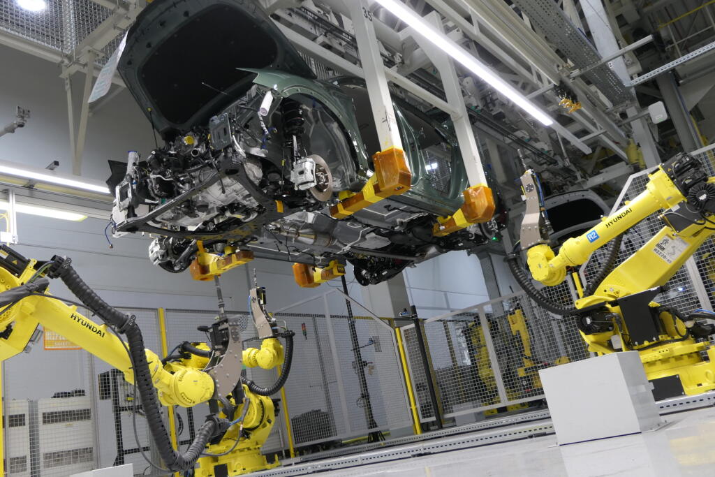 Na snímke zamestnanci automobilky počas výroby vo výrobnom závode spoločnosti Kia Slovakia dňa 11. augusta 2022 v Tepličke nad Váhom. FOTO TASR - Erika Ďurčová
