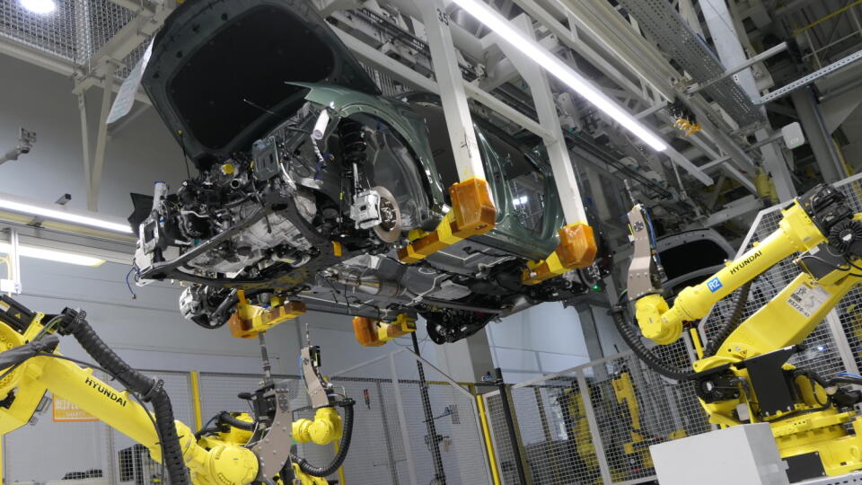Na snímke zamestnanci automobilky počas výroby vo výrobnom závode spoločnosti Kia Slovakia dňa 11. augusta 2022 v Tepličke nad Váhom. FOTO TASR - Erika Ďurčová