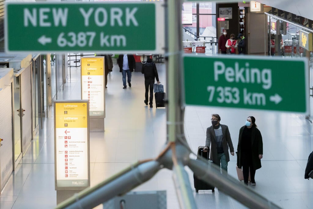 WA 12 Berlín - Cestujúci nasledujú tabule ukazujúce smer New York a Peking na letisku Berlín-Tegel vo štvrtok 5. novembra 2020. Letisko, ktoré leží severozápadne od centra mesta, zatvoria v nedeľu 8. novembra. FOTO TASR/DPA 


05.11.2020, Berlin: Zwei Passagiere gehen am Flughafen Berlin-Tegel im Terminal A hinter Entfernungsschildern für Peking und New York. Foto: Christoph Soeder/dpa +++ dpa-Bildfunk +++