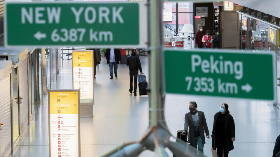 WA 12 Berlín - Cestujúci nasledujú tabule ukazujúce smer New York a Peking na letisku Berlín-Tegel vo štvrtok 5. novembra 2020. Letisko, ktoré leží severozápadne od centra mesta, zatvoria v nedeľu 8. novembra. FOTO TASR/DPA
05.11.2020, Berlin: Zwei Passagiere gehen am Flughafen Berlin-Tegel im Terminal A hinter Entfernungsschildern für Peking und New York. Foto: Christoph Soeder/dpa +++ dpa-Bildfunk +++
