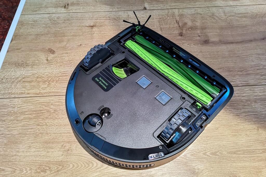 Roomba s9+má o tretinu dlhšie kefy