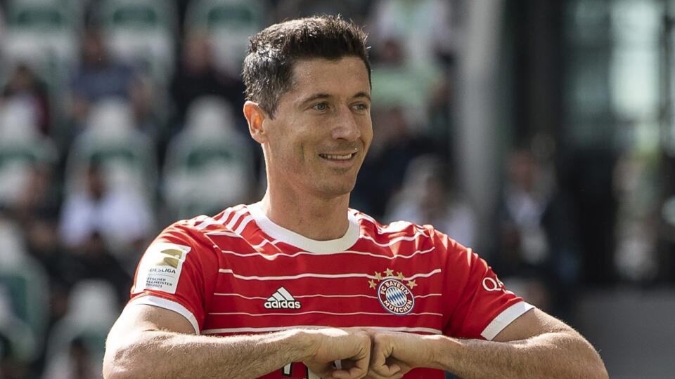 WA 26 Wolfsburg - Futbalista Bayernu Mníchov Robert Lewandowski sa teší po strelení gólu v záverečnom 34. kole nemeckej Bundesligy VfL Wolfsburg - Bayern Mníchov vo Wolfsburgu v sobotu 14. mája 2022. FOTO TASR/AP 
  
Bayern's Robert Lewandowski celebrates after scoring during the German Bundesliga soccer match between VfL Wolfsburg and Bayern Munich in Wolfsburg, Germany, Saturday, May 14, 2022. (Swen Pfoertner/dpa via AP)