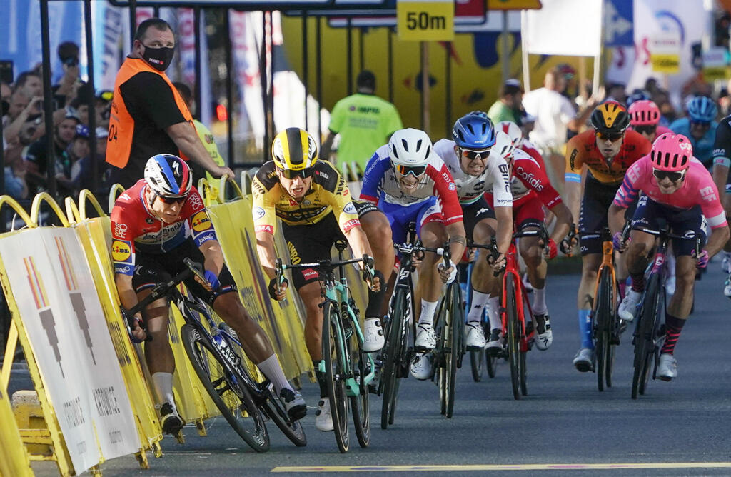 KK7 Katovice - Holandský cyklista Fabio Jakobsen (vľavo) naráža do bariér po kolízii s krajanom Dylanom Groenewegenom (druhý vľavo) v závere úvodnej etapy 77. ročníka pretekov Okolo Poľska 5. augusta 2020 v Katoviciach. Holandský cyklista Fabiou Jakobsen (Deceuninck-Quickstep) bojuje v o život po hrozivom páde v závere úvodnej etapy 77. ročníka pretekov Okolo Poľska. Okrem neho sa zranilo aj viacero ďalších jazdcov. Dvadsaťtriročný Jakobsen narazil a preletel cez bariéru pár metrov pred cieľom