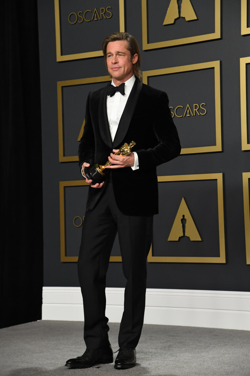 Oscara si v kategórii najlepší herec vo vedľajšej úlohe prevzal Brad Pitt.