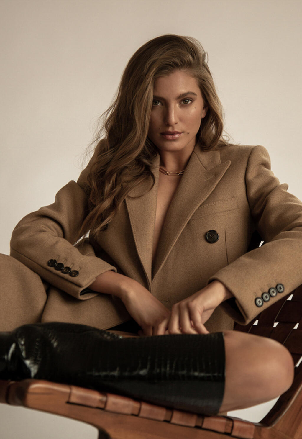 Sophia Schneiderhanová je nemecká modelka, ktorá po smrti svojho priateľa skončila v náručí jeho otca.