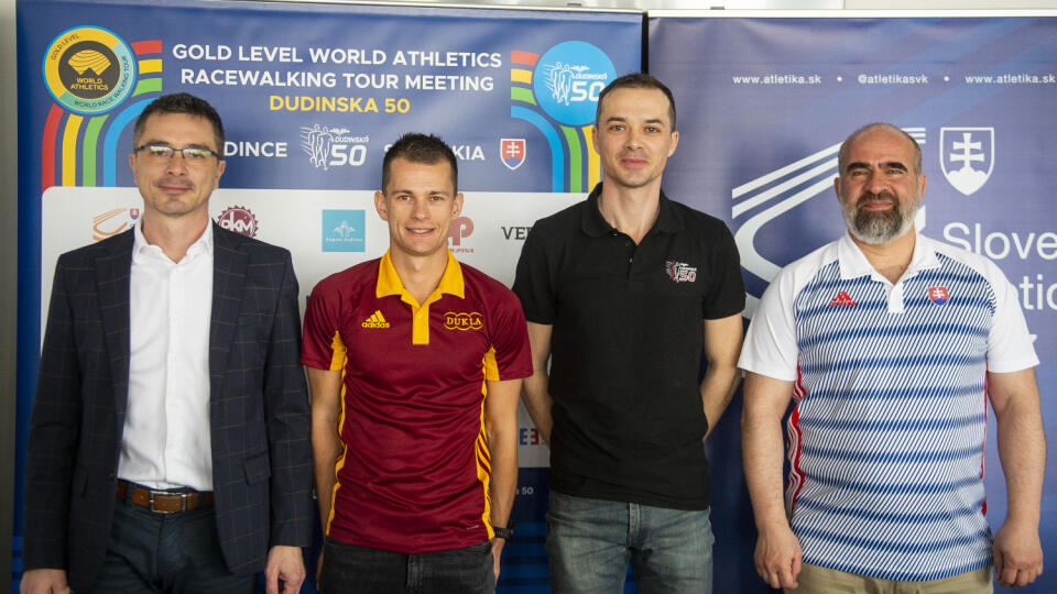 Na snímke zľava prezident Slovenského atletického zväzu (SAZ) Peter Korčok, atlét a chodec Miroslav Úradník, riaditeľ pretekov Július Korčok a tréner slovenskej reprezentácie v chôdzi Roman Benčík počas tlačovej konferencie k 42. ročníku chodeckých pretekov Dudinská päťdesiatka 21. marca 2023 v Bratislave. FOTO TASR - Jakub Kotian