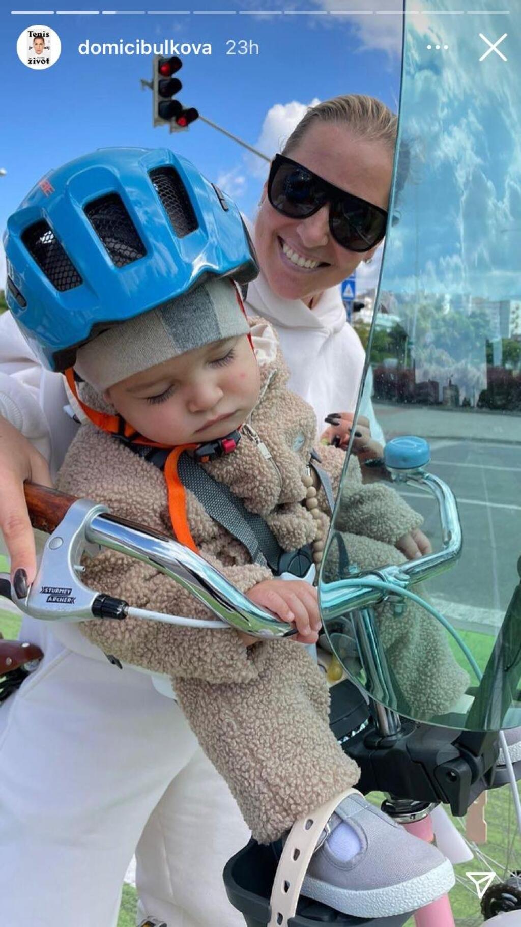 Po pôrode Cibulková často strieda auto s bicyklom, na ktorom sa vozí spolu s jej synčekom po Bratislave.