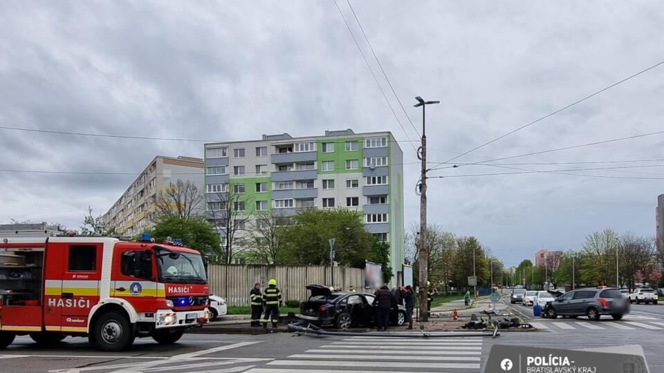 Polícia: Vyšetruje nehodu troch áut, ktorá sa stala v utorok ráno vo Vrakuni