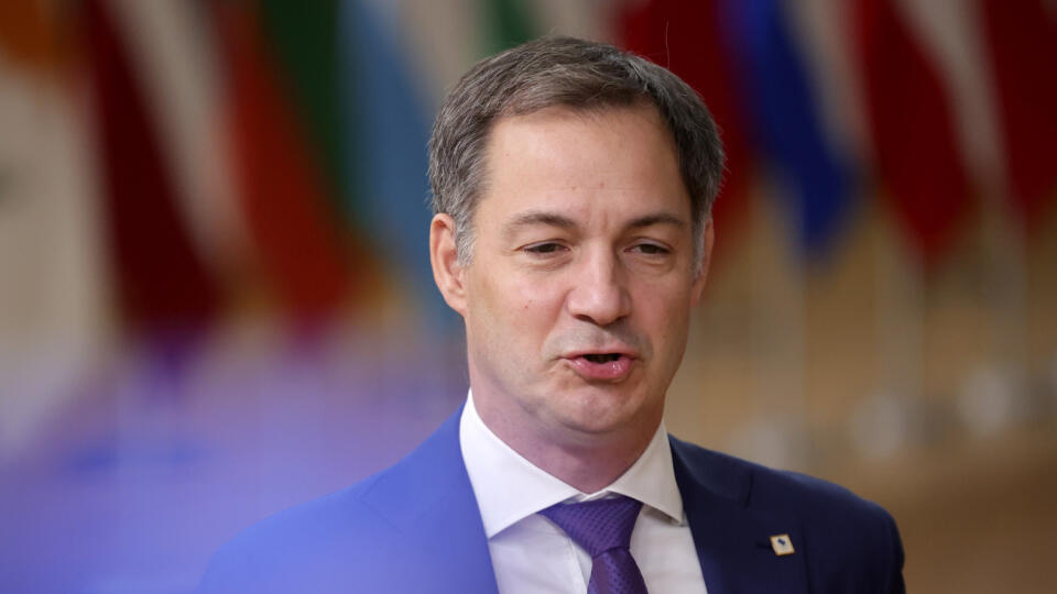 WA 35 Brusel - Belgický premiér Alexander De Croo odpovedá na otázky novinárov počas príchodu na druhý a záverečný deň summitu EÚ v Bruseli v piatok 21. októbra 2022. Dvojdňový summit EÚ má ako ústredné témy energetickú krízu, vojnu na Ukrajine, ochranu kritickej infraštruktúry a vzťahy s Čínou. FOTO TASR/AP
Belgium's Prime Minister Alexander De Croo speaks with the media as he arrives for an EU summit in Brussels, Friday, Oct. 21, 2022. European Union leaders are gathering Friday to take stock