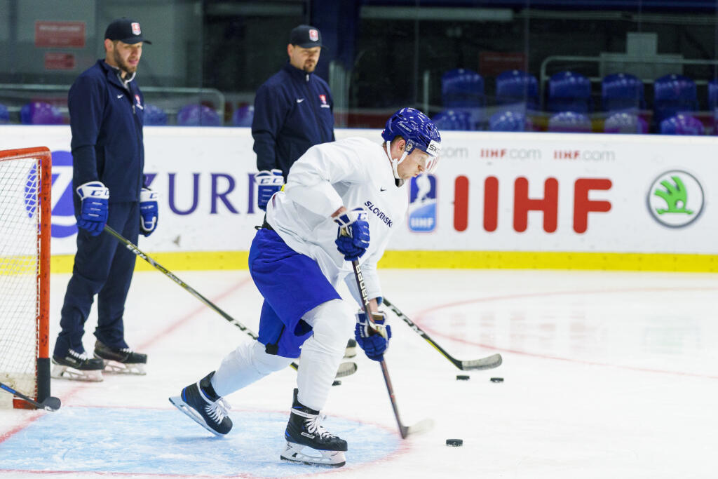 Slovenská hokejová reprezentácia absolvovala ranné rozkorčulovanie pred zápasom A skupiny hokejových Majstrovstiev sveta IIHF 2019 proti Veľkej Británií. Na snímke Dávid Bondra.
